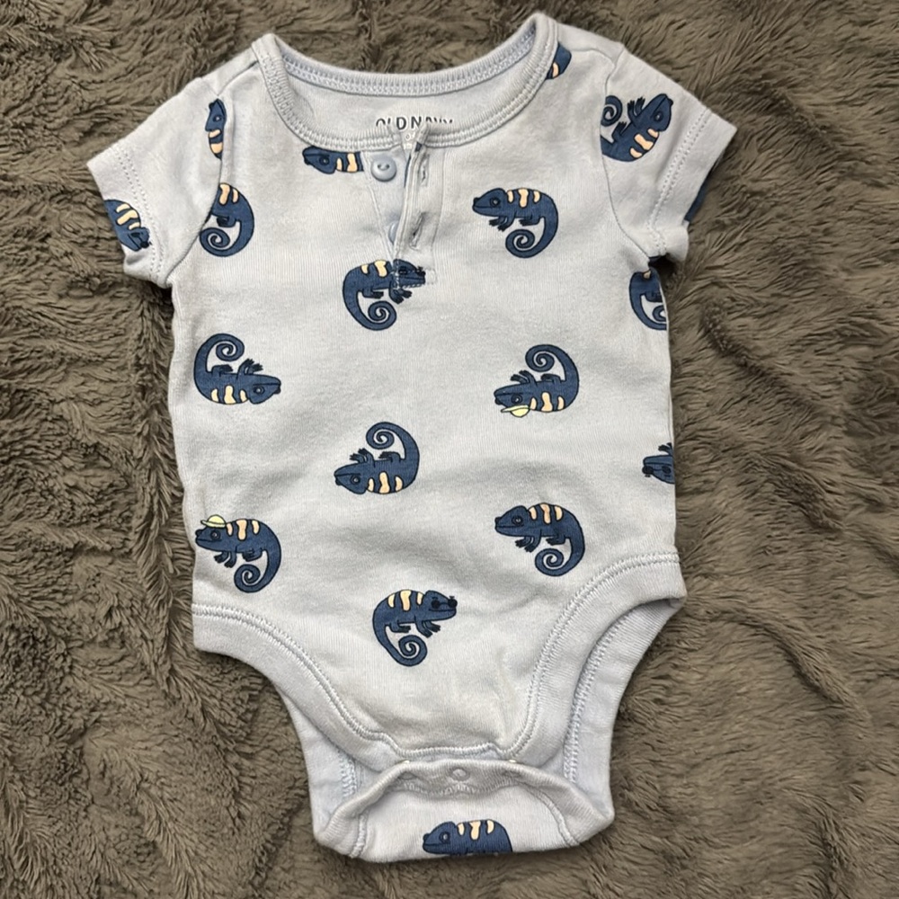Lot of SIX baby onesies - Picture 6 of 7